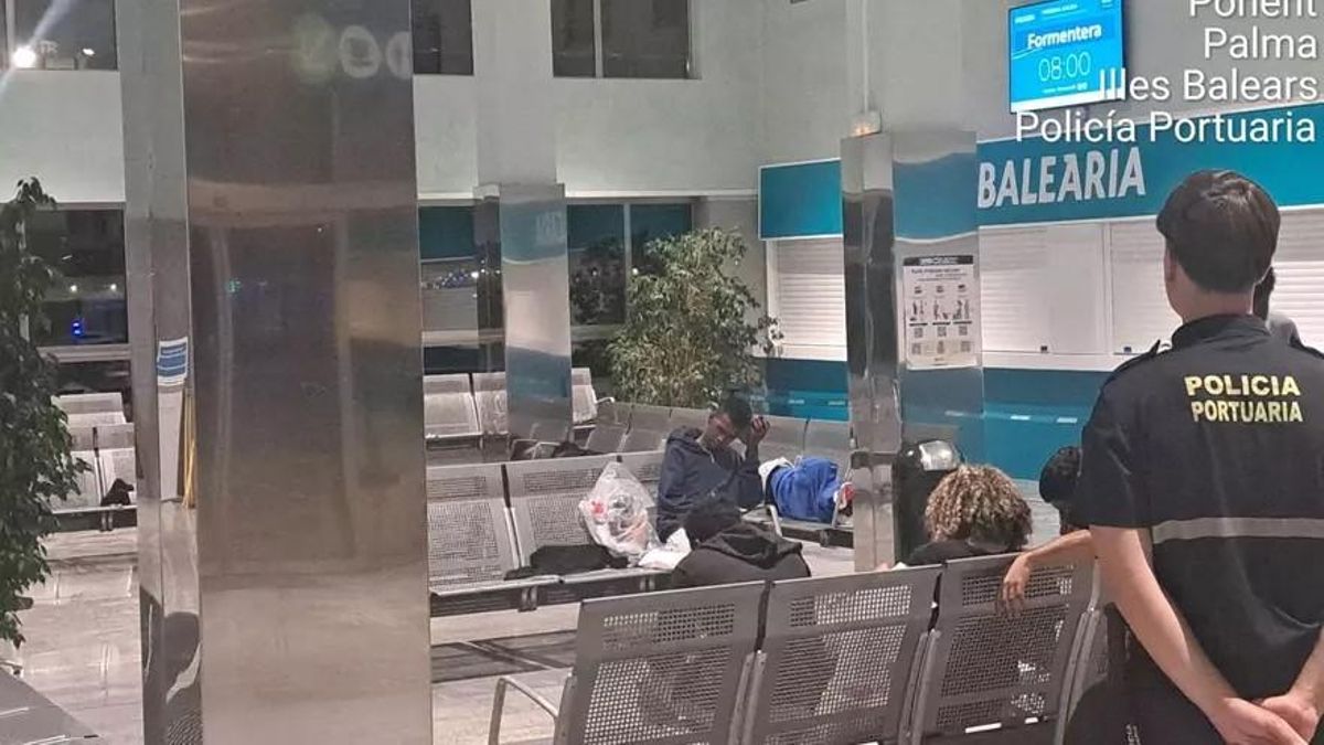 Einige Migranten übernachten in einem Terminal am Hafen von Palma.
