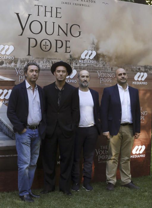 Jude Law y Javier Cámara presentan 'The Young Pope'