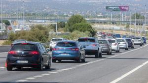 11/08/2023 Varios coches circulan en la autovía A-6, a 11 de agosto de 2023, en Madrid (España). La Dirección General de Tráfico (DGT) pone hoy en marcha una Operación Especial con motivo del puente del 15 de agosto, que se prolongará hasta el próximo martes 15. En estos días, Tráfico prevé que se produzcan 8.550.000 movimientos tanto de largo como de corto recorrido por las carreteras de la geografía nacional. Se han establecido una serie de medidas de regulación, ordenación y vigilancia del tráfico, para las que cuenta con agentes de la Agrupación de Tráfico de la Guardia Civil, personal funcionario de los ocho Centros de Gestión de Tráfico y personal encargado del mantenimiento de equipos y de la instalación de medidas en carretera, además del personal de los servicios de emergencias. SOCIEDAD Ricardo Rubio - Europa Press
