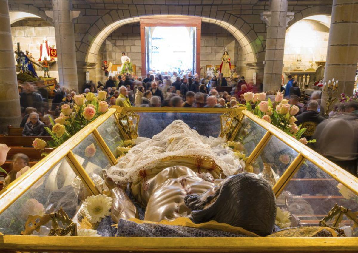 Imagen del Cristo Yacente, en el libro. | Borja Brun