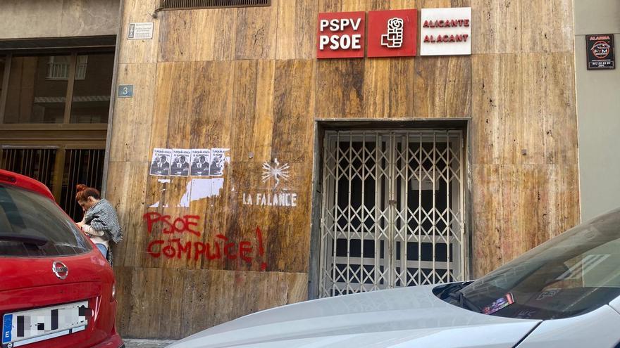 Atacan con pintadas las sedes del PSPV y Compromís en Alicante