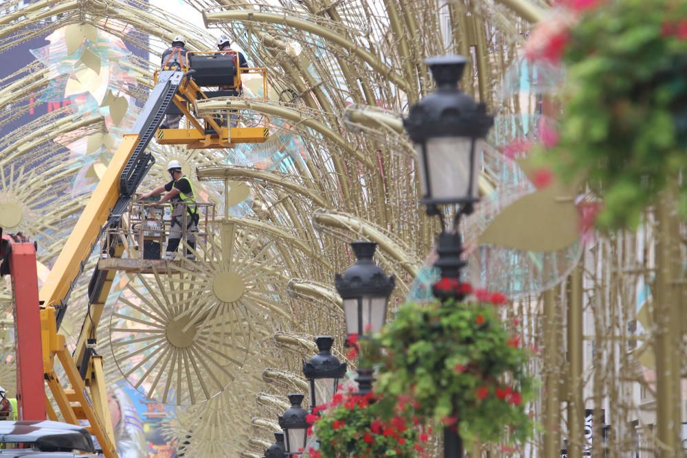 Una vez instalada la estructura los operarios se encargan ahora de colocar los elementos que componen la cúpula luminosa del alumbrado.