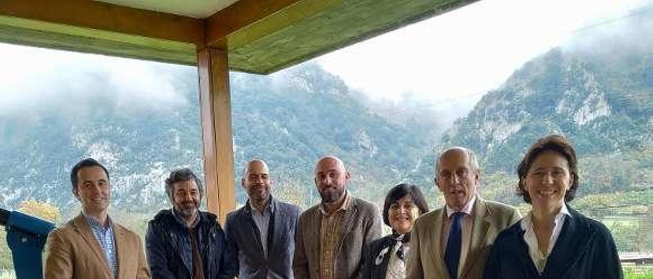 El director general de Medio Natural, David Villar; Alejandro Calvo; el director de la Fundación Oso de Asturias, José Tuñón; el vocal del patronato Fernando García; la secretaria del patronato, Esther Cueli; Nicanor Fernández y la vocal del patronato Teresa Sanjurjo, ayer en la Casa del Oso de Proaza.