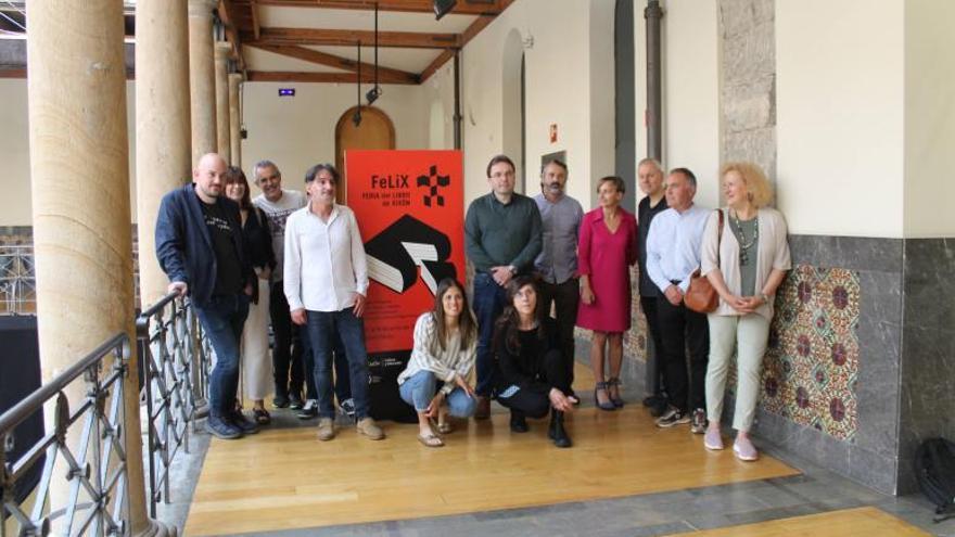 Por la izquierda, Miguel Barrero (director de la Fundación Municipal de Cultura), Patricia Menéndez (jefa de Bibliotecas de la Fundación de Cultura), Rafa Gutiérrez (La Buena Letra), Jaime Priede (director de la Feria del libro, Elsa Fernández (equipo de producción de la Feria del Libro), Manuel Ángel Vallina (concejal de Cultura); Verónica Delgado y Ricardo Onís  (equipo de producción de la Feria del Libro), Raquel Huergo, Rubén Arquero y Luis Pascual (Fundación Municipal de Cultura) y Ana Roza (presidenta del Gremiu d’Editores d’Asturies). Naiara Pilo