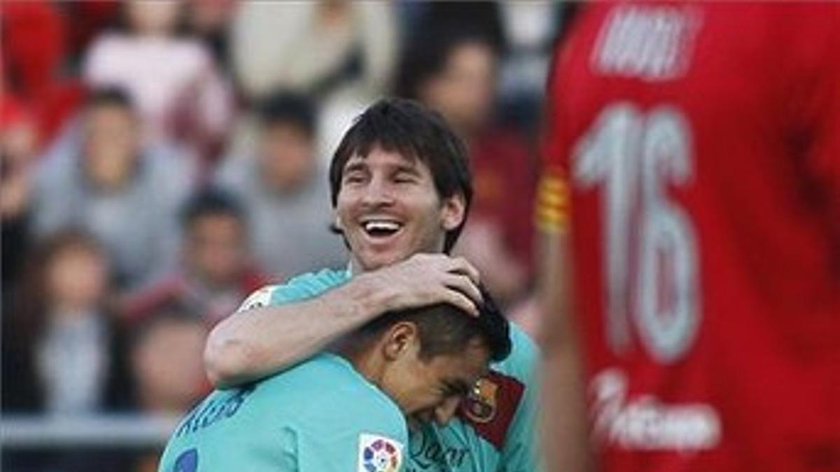 Messi abraza a Alexis, tras el gol.