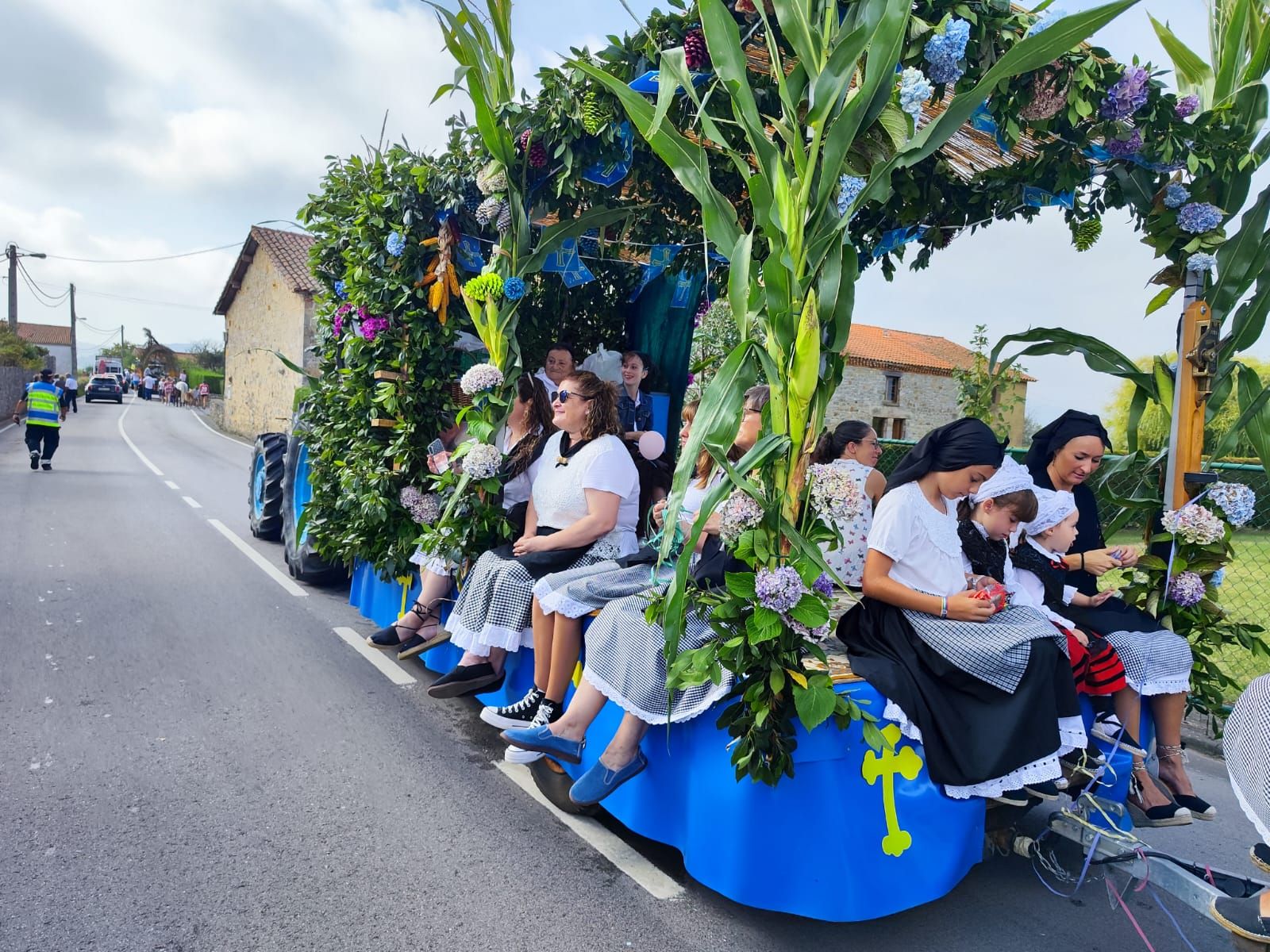 Quintueles, un derroche de color por San Bartolomé: así ha sido el desfile de carrozas