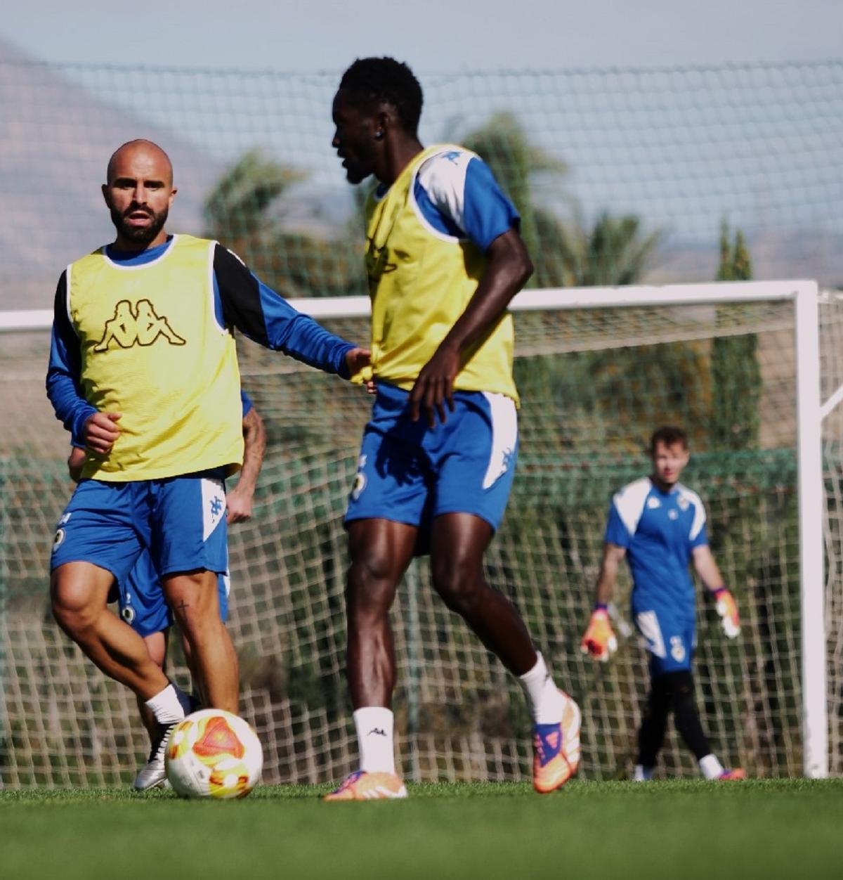 Ben Hamed, con el balón delante de Javi Jiménez, apunta a la titularidad en El Pozuelo.