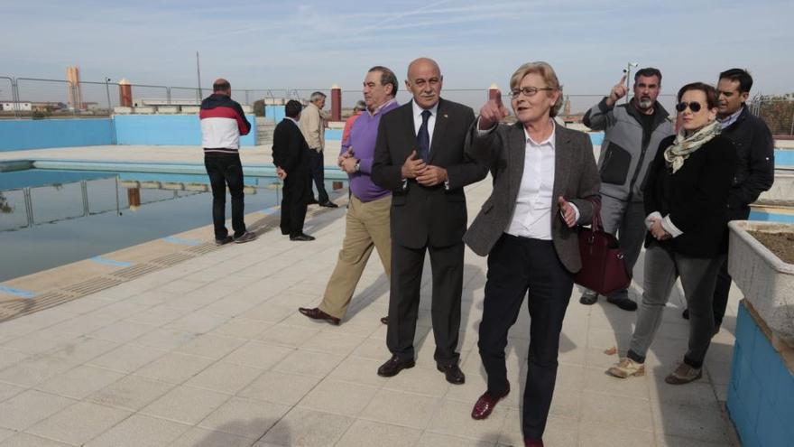 El subdelegado del Gobierno, Jerónimo García Bermejo, junto a la alcaldesa de Fuentelapeña, Ángela Escribano, y otros alcaldes en las piscinas de Fuentelapeña