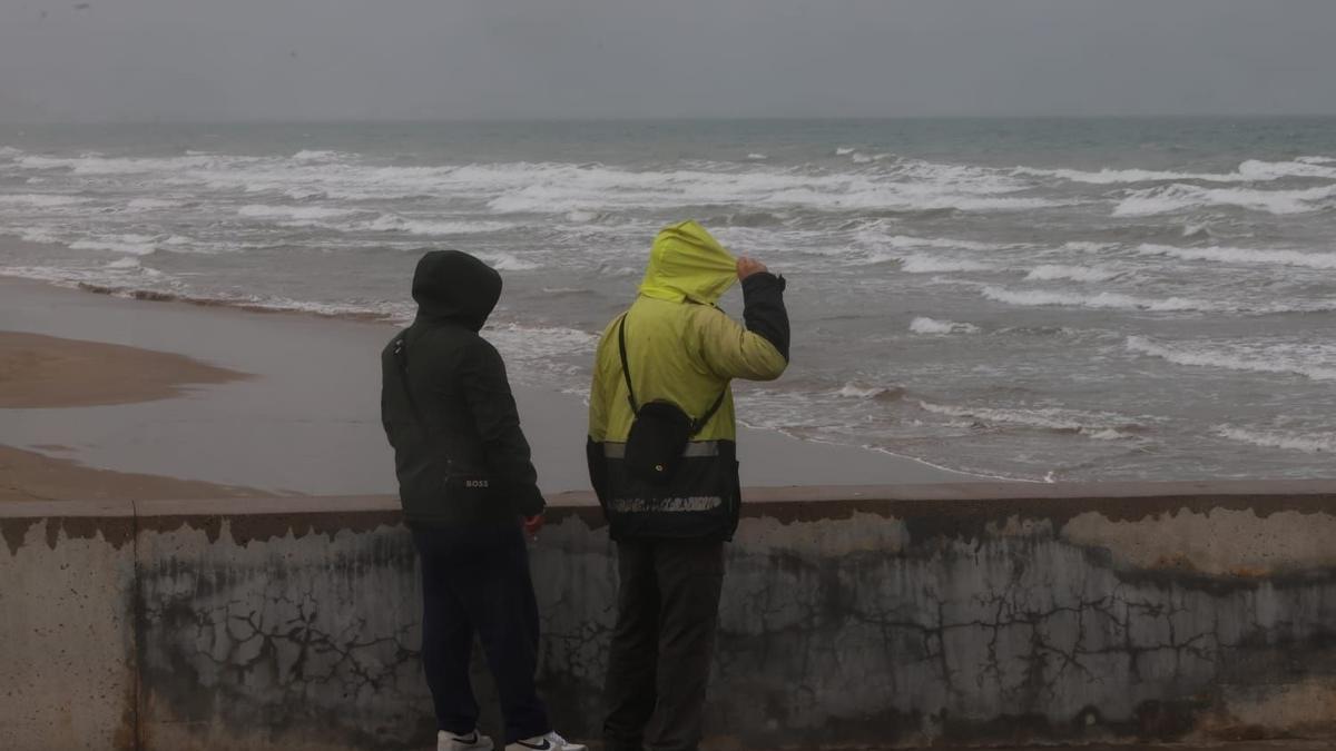 La playa de la Malva-rosa esta mañana, azotada por el temporal marítimo.