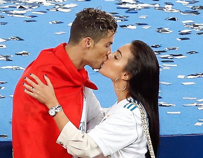 Cristiano Ronaldo y Georgina Rodríguez celebran la victoria del Real Madrid en la final de la Champions