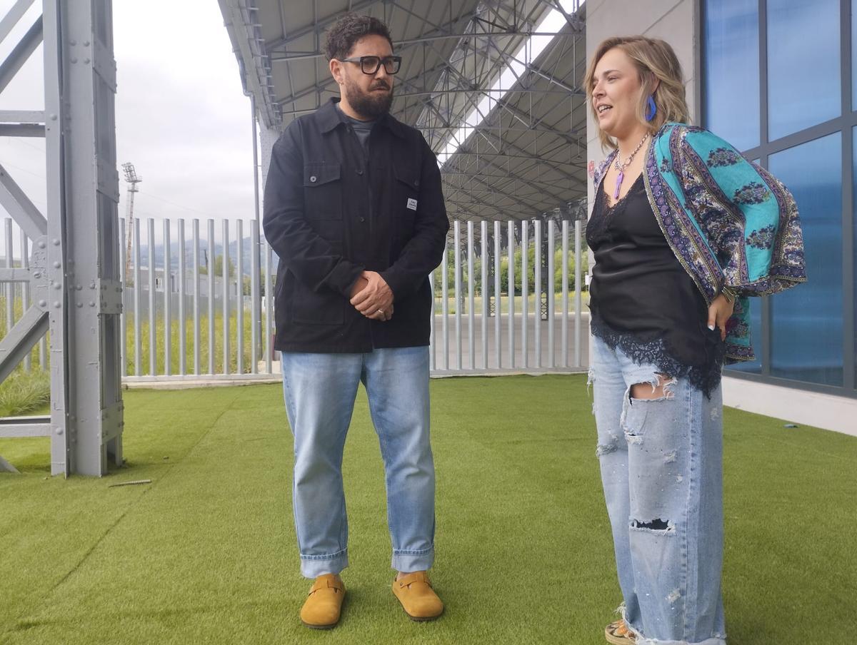 Aarón Zapico y Marina Casero conversando a la entrada del ferial.