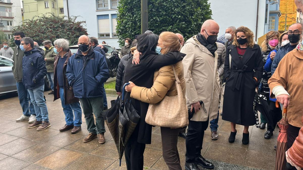 Emocionado funeral en Pola de Siero por el cura "Tito"