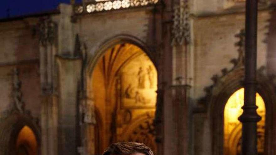 Víctor Suárez, en la plaza de la catedral de Oviedo.