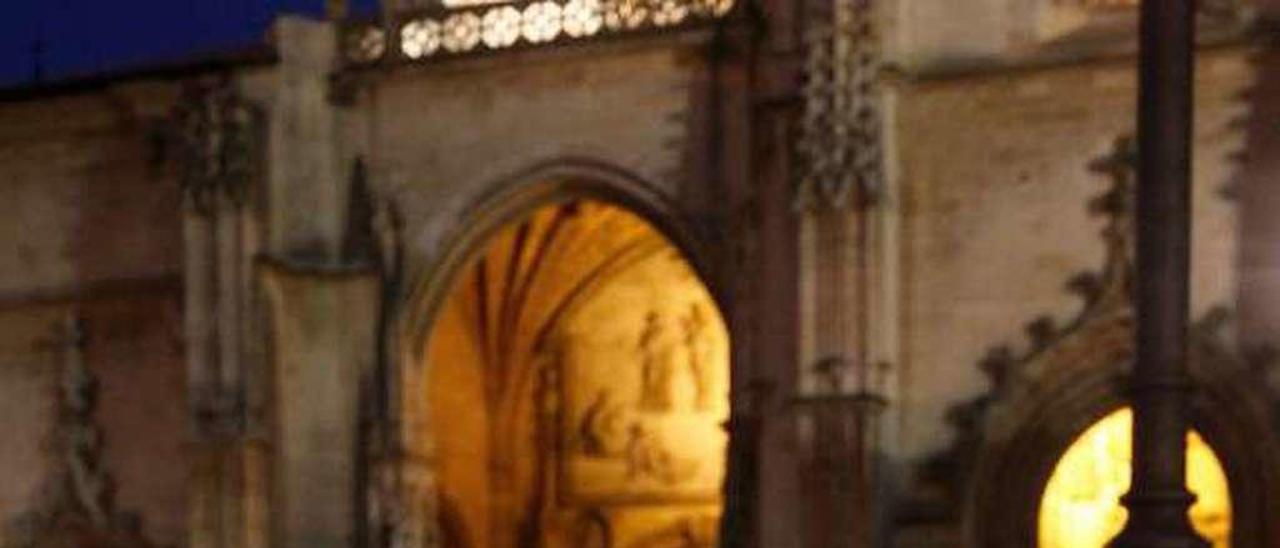 Víctor Suárez, en la plaza de la catedral de Oviedo.