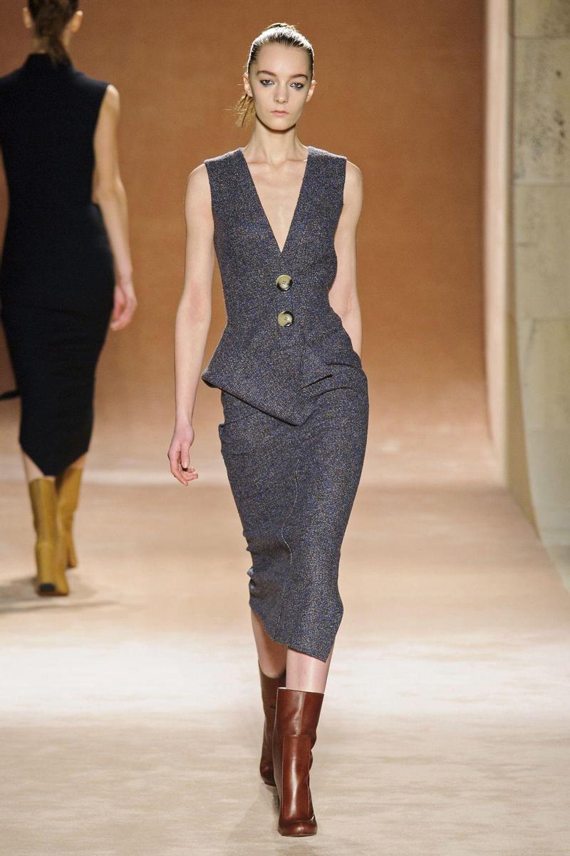 11 imprescindibles de Victoria Beckham: vestido gris con escote en pico
