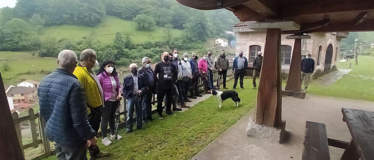 Un grupo de ganaderos del Llosorio, el año pasado, durante una reunión para analizar el problema del lobo.