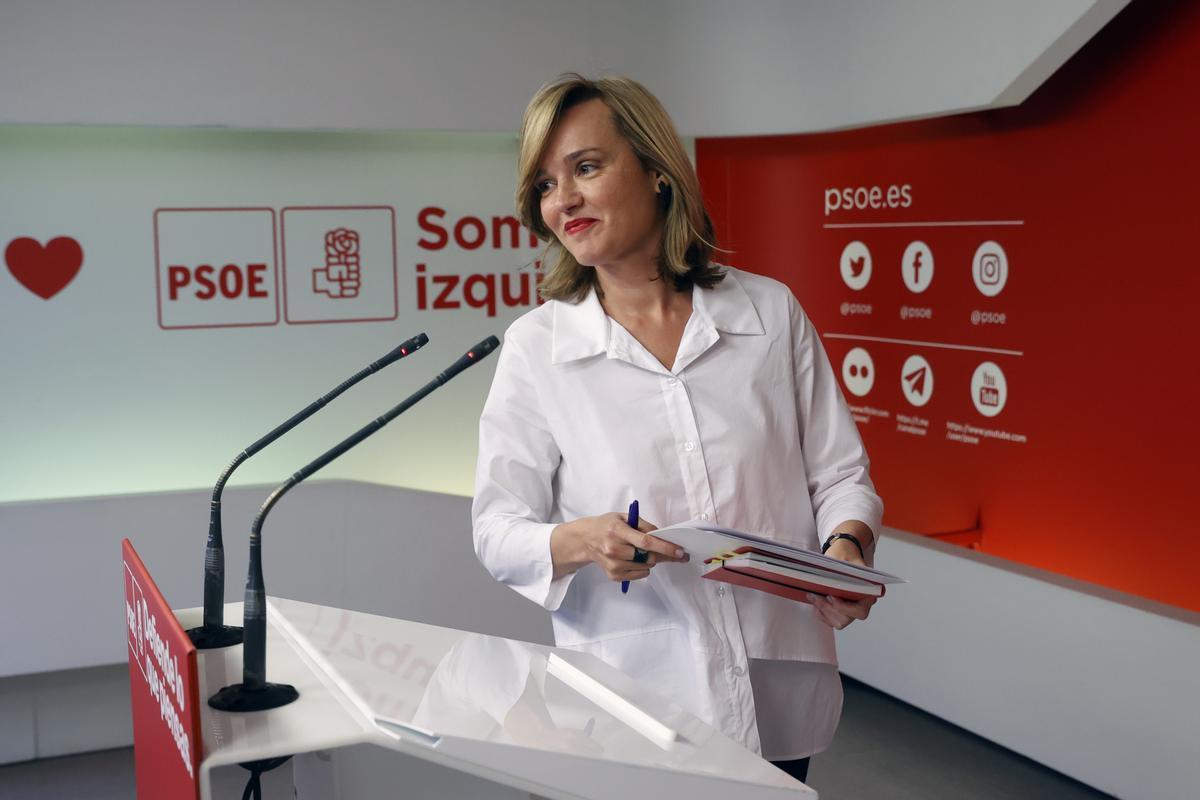 La portavoz del PSOE y ministra de Educación, Pilar Alegría, en la rueda de prensa de este lunes en Ferraz.