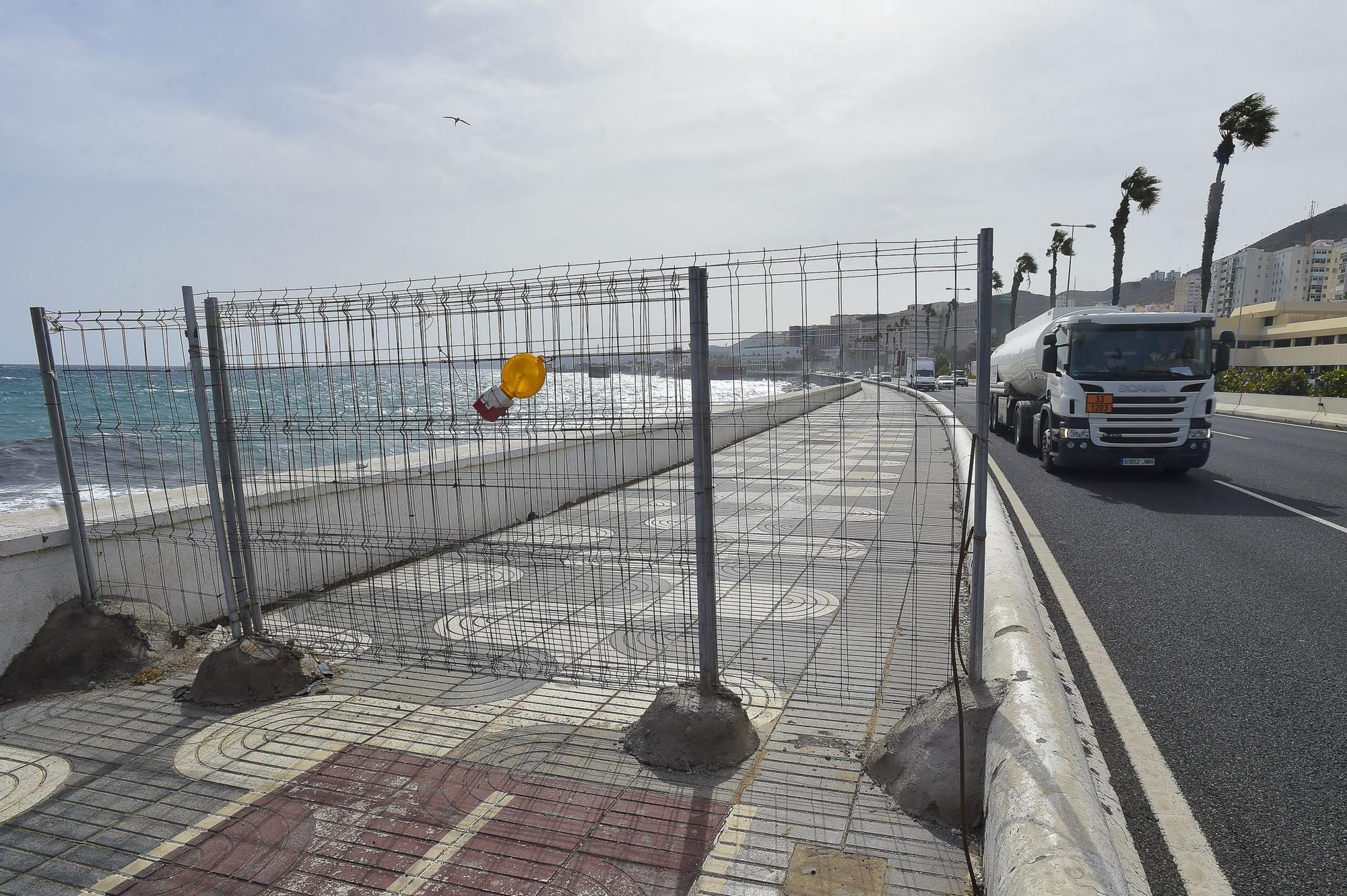 Paseo marítimo cortado al tránsito de personas, a la altura del Hospital Insular