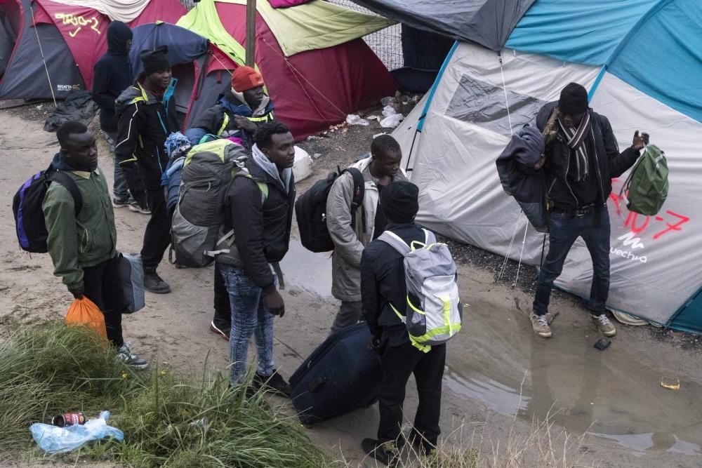 Francia evacúa ''la Jungla'' de Calais