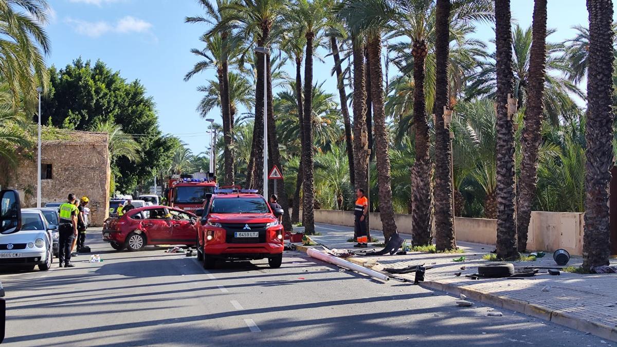 herido-un-conductor-tras-chocar-con-una-farola-en-elche