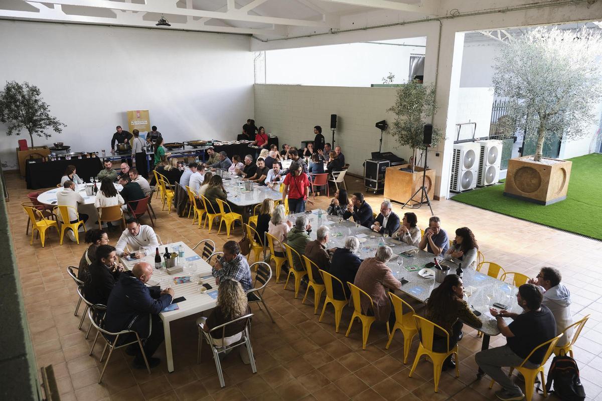 Els assistents d'una de les jornades de l'esdeveniment a Colmado Singular.