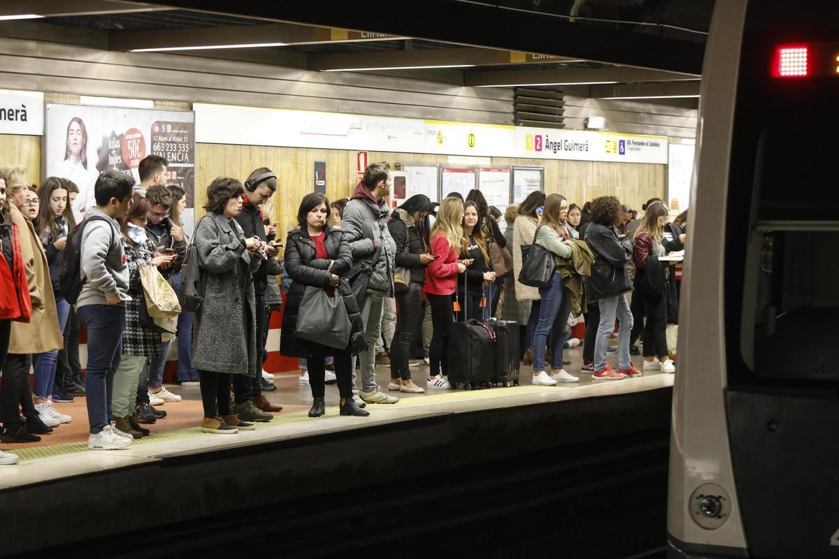 Viajeros esperan en el andén de la parada de Àngel Guimerà durante una de las huelgas convocadas en FGV.
