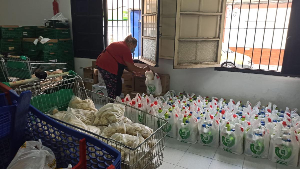 Imagen de la entrega del lote quincenal de alimentos y productos de higiene y limpieza en la sede de Alimentos Solidarios