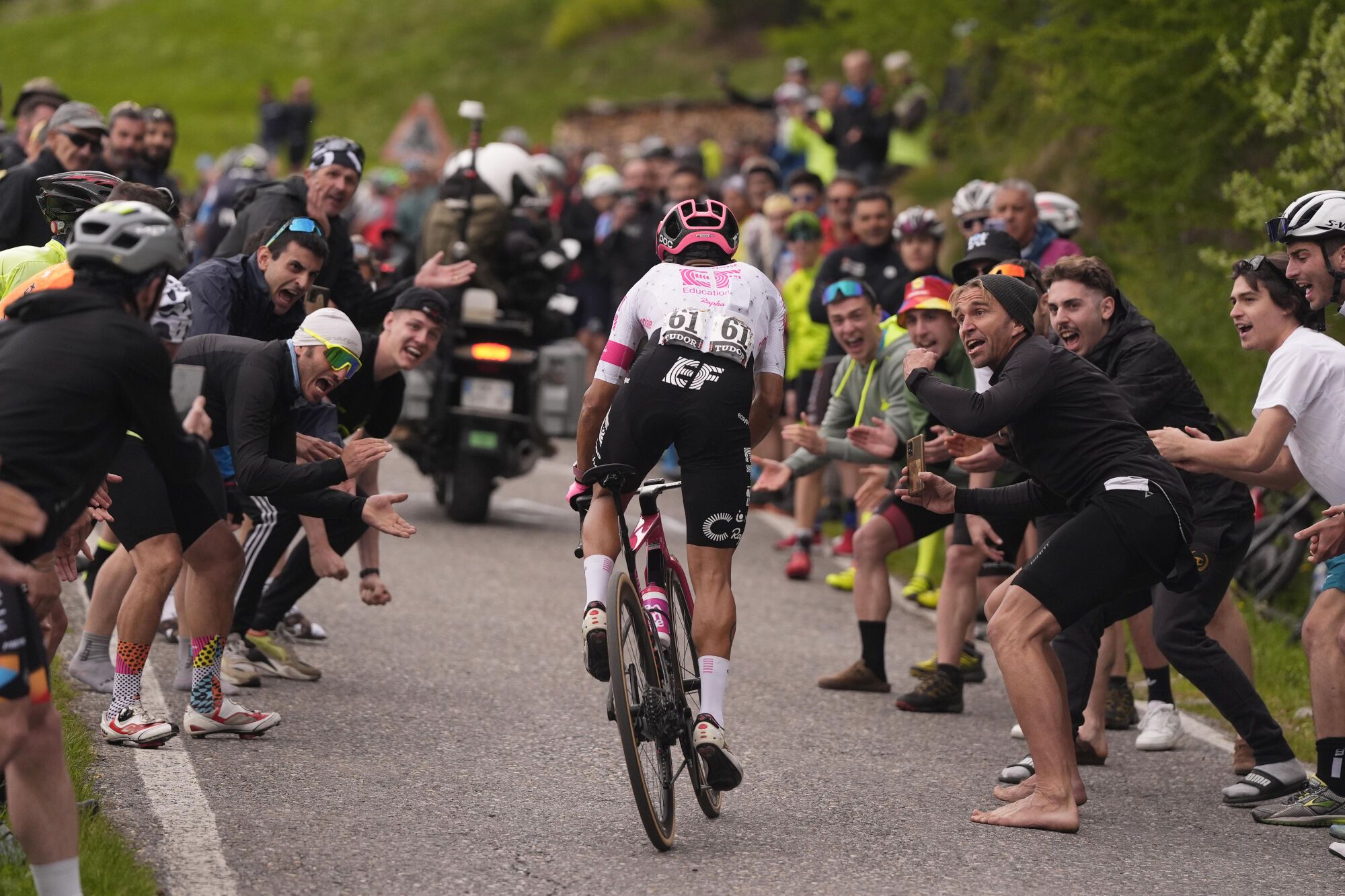 28 May 2025, Italy, Bormio: Ecuadorian cyclist Richard Carapaz rides during the sevententh stage of the 108th Giro d'Italia cycling race, 155km from San Michele all'Adige to Bormio. Photo: Fabio Ferrari/LaPresse via ZUMA Press/dpa Fabio Ferrari/LaPresse via ZUMA / DPA 28/05/2025 ONLY FOR USE IN SPAIN. Fabio Ferrari/LaPresse via ZUMA / DPA;sports;cycling;2025 Giro d'Italia - Stage 17;