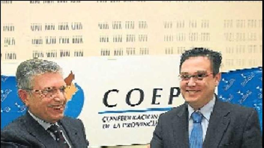 Modesto Crespo y José Alberto Comos ayer en la firma del convenio