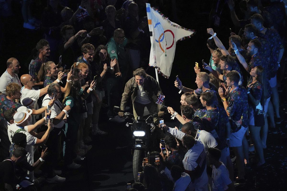 Tom Cruise con la bandera olímpica en la ceremonia de clausura de los Juegos Olímpicos de Paris 2024