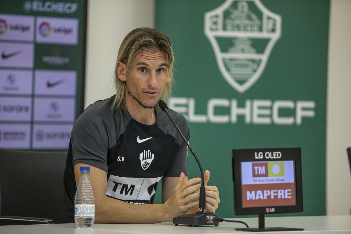 Sebastián Beccacece, entrenador del Elche CF, en la sala de Prensa del estadio Martínez Valero