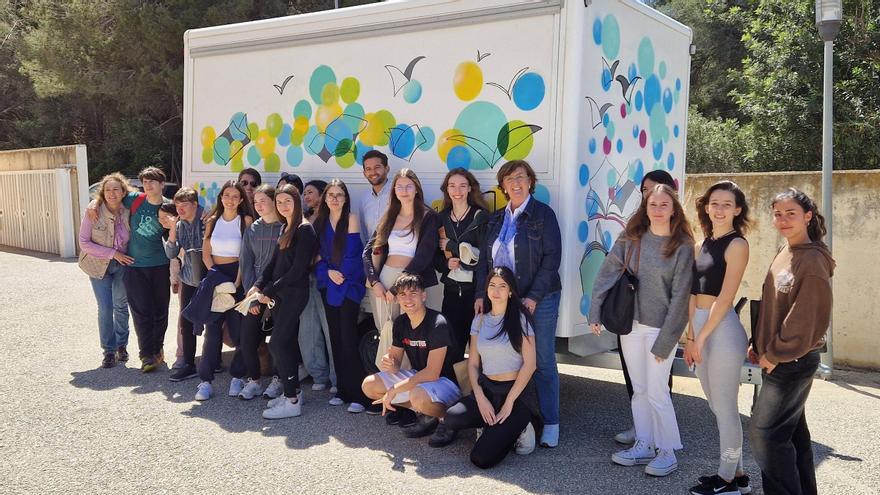 Alumnos del IES Bendinat adaptan una roulotte como biblioteca por el Día del Libro