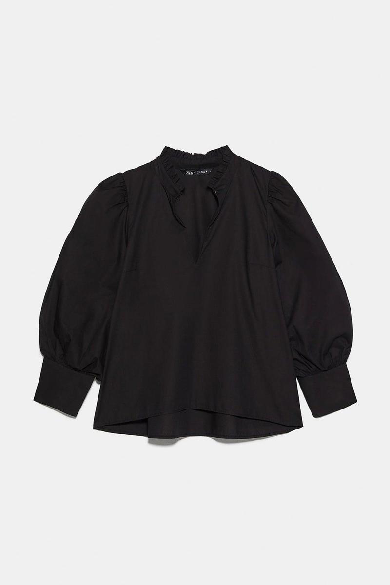 Blusa negra de talla 'oversize' de Zara. (Precio: 15,99 euros)