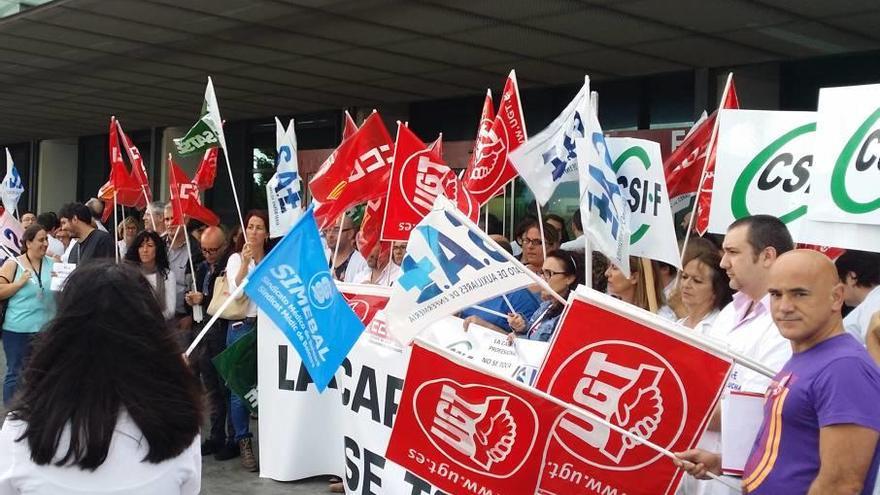 La imagen: Concentración de trabajadores en el hospital de Son Llàtzer