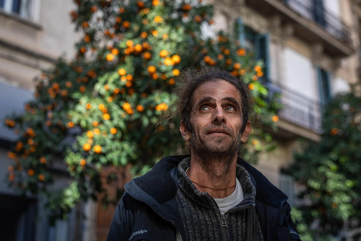 Francesc Comelles, ante la sede de Mans Unides en Barcelona.