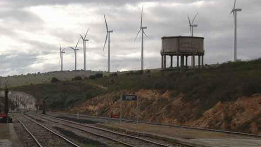 Parque eólico Peñarroldana visto de la estación de Carbajales de Alba.