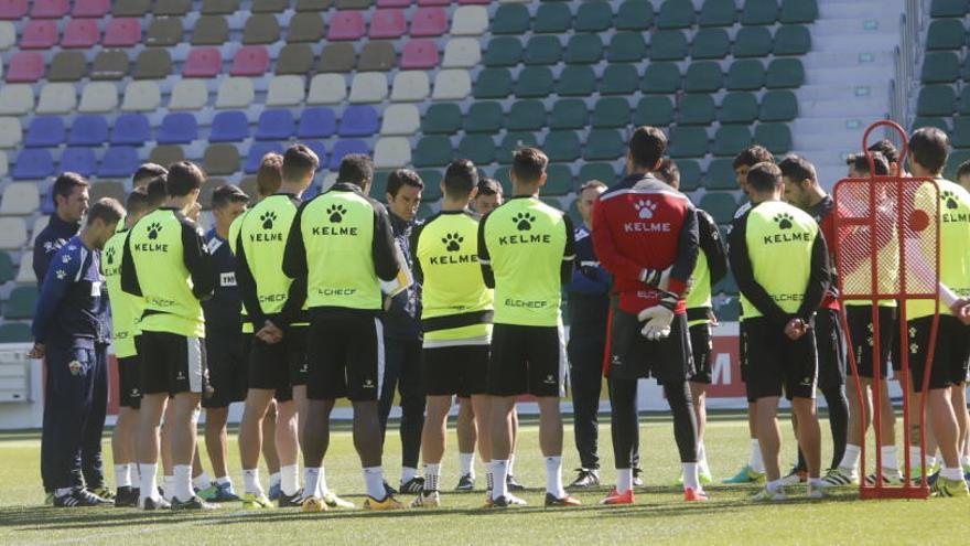 Toril durante la charla que ha mantenido con sus jugadores esta mañana antes de comenzar el entrenamiento