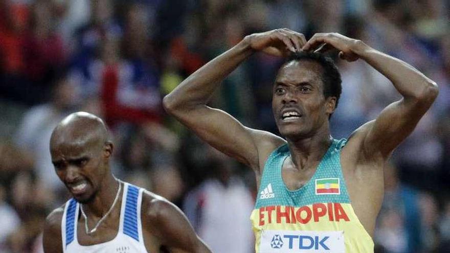 Edris cruza la meta del 5.000 por delante de Mo Farah. // Lavandeira jr.