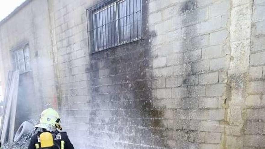 Un bombero durante la extinción en Lalín. // Bomberos