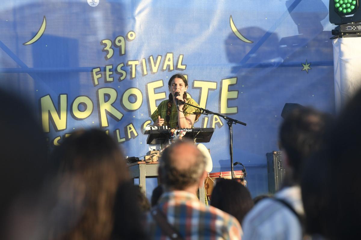 La cantautora y productora portuguesa llevó este jueves al castillo de San Antón una fusión de música tradicional lusa con sonidos electrónicos y sintetizadores durante la segunda jornada del Festival Noroeste Estrella Galicia.