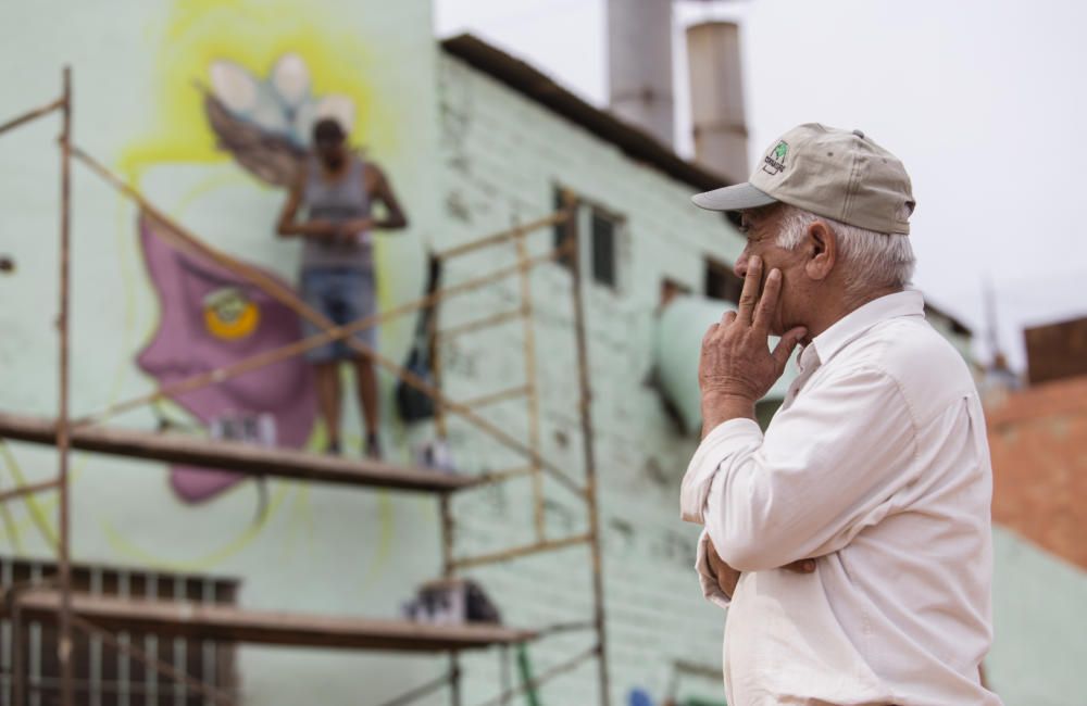 El arte urbano decora el grupo Lourdes