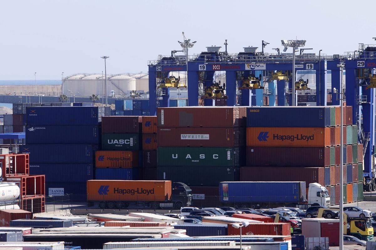 ZONA DE CONTENEDORES DEL PUERTO DE VALENCIA. Puerto VLC. terminal de Contenedores. exportaciones. importaciones