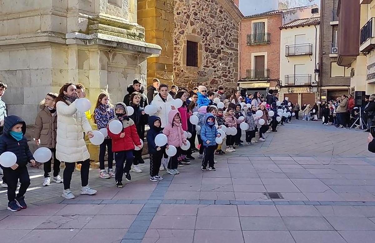 GALERÍA | El colegio Virgen de la Vega de Benavente realiza una gran cadena humana por la paz