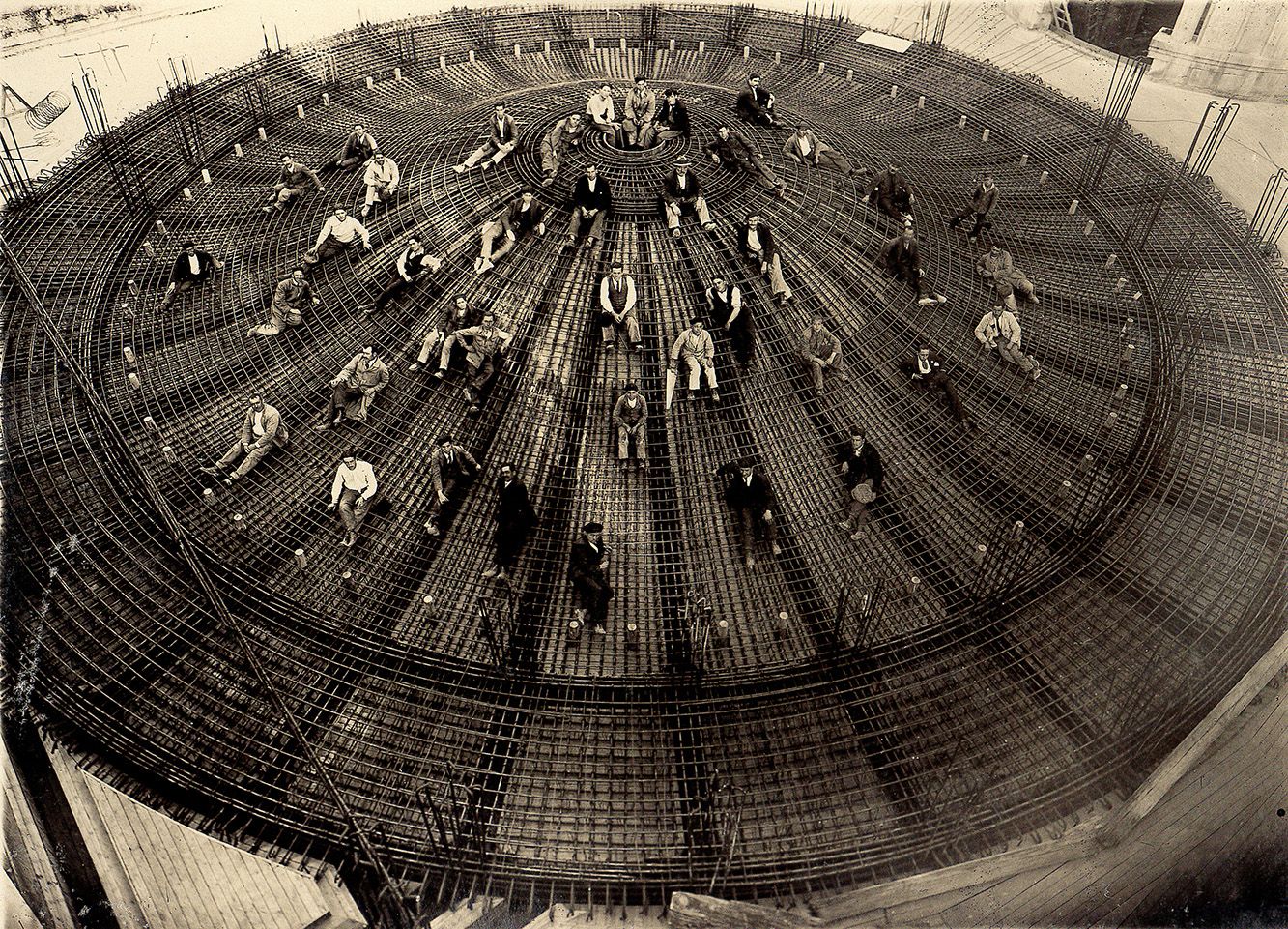 Imágenes de la construcción del teatro García Barbón, obras que se iniciaron en 1913 y concluyeron en 1927, siguiendo el proyecto del arquitecto Antonio Palacios.  Afundac (1).jpg