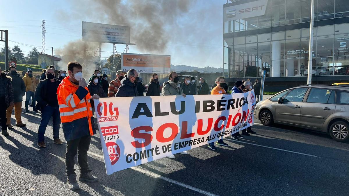 Barricada con quema de neumáticos, hoy en Alfonso Molina, durante una protesta de trabajadores de Alu Ibérica.