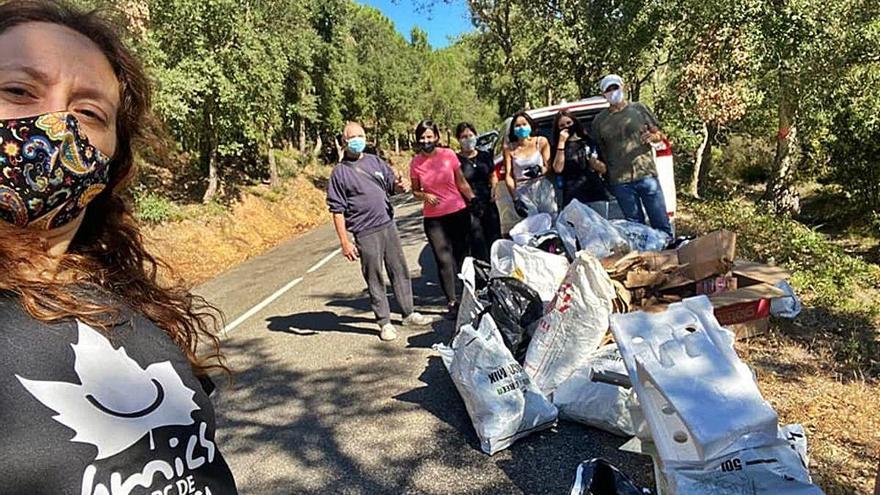 Els activistes de la Brigada del Salabret amb algunes de les deixalles recollides.