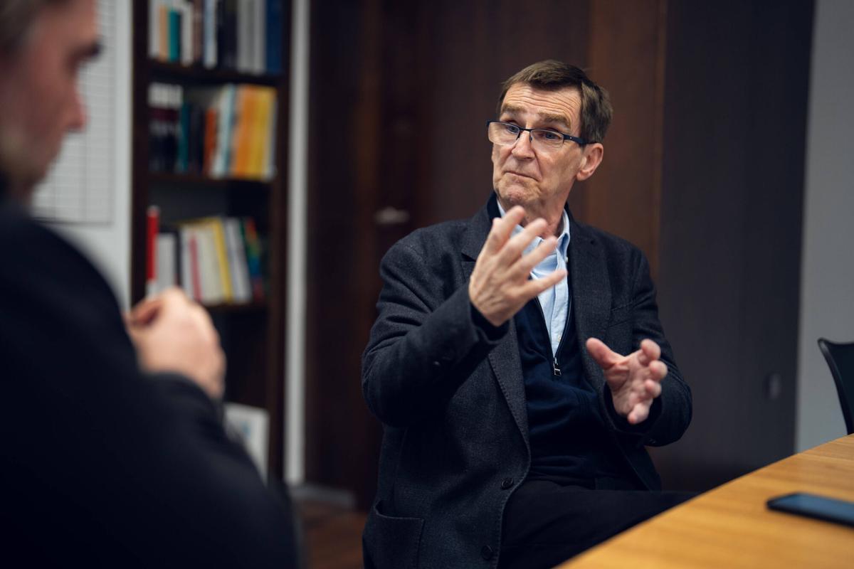 Barcelona. 17/03/2026 Sociedad. Retratos del psiquiatra Joseba Achotegui antes de la conferencia que ofrecerá en el Palau Macaya. Se realizarán fotografías tipo retrato previas al inicio del acto. Foto de Zowy Voeten