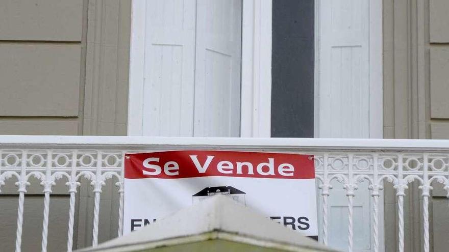Cartel de una vivienda en venta en el centro de A Coruña.