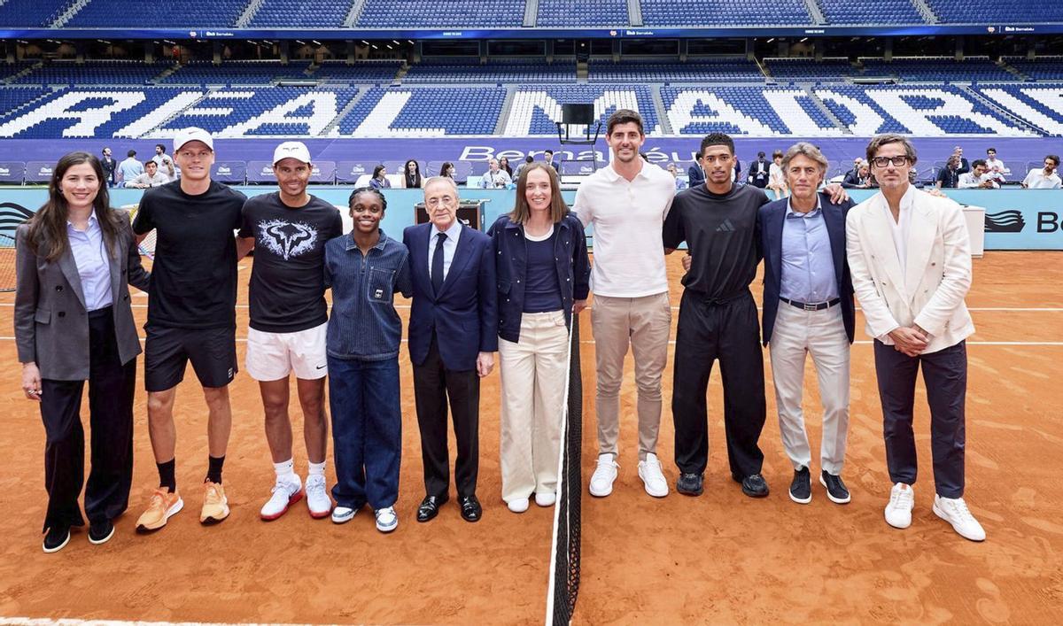 Las estrellas del fútbol y el tenis, junto a Florentino, ayer, en la presentación de la pista del Bernabéu. | MUTUA MADRID OPEN