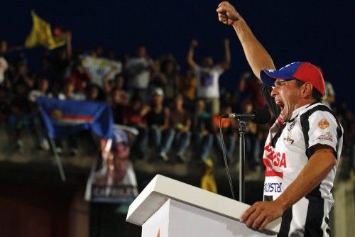 El presidente de la oposición venezolana, Henrique Capriles, habla a sus seguidores en un acto de campaña